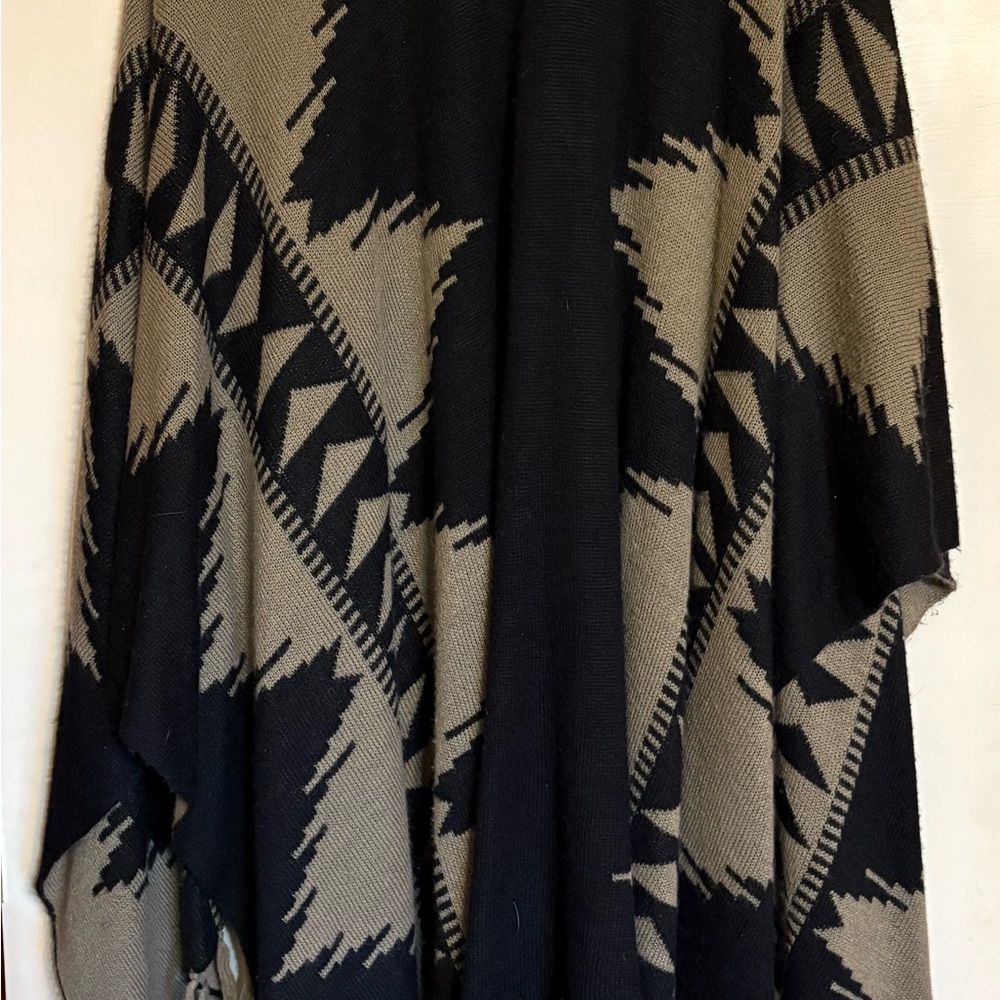 Woven Heart Black and Tan Knit Blanket Shawl - Picture 3 of 3